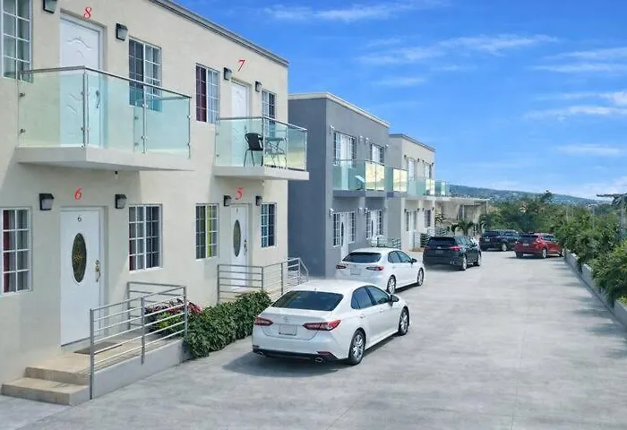 Mirando Place #3---beach Club Access, Hot Tub, Gym, Pool, 3 Lounges, Townhouse 3 ,airport 10min Holiday home Montego Bay