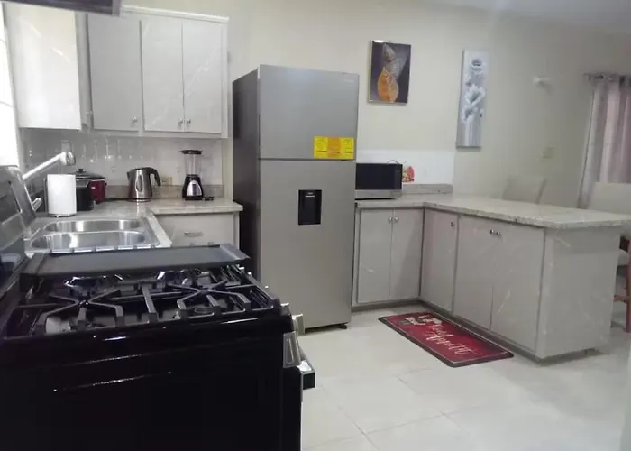 Holiday home Mirando Place #3---beach Club Access, Hot Tub, Gym, Pool, 3 Lounges, Townhouse 3 ,airport 10min Montego Bay
