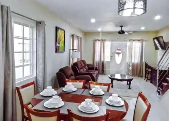 Mirando Place #3---beach Club Access, Hot Tub, Gym, Pool, 3 Lounges, Townhouse 3 ,airport 10min Holiday home