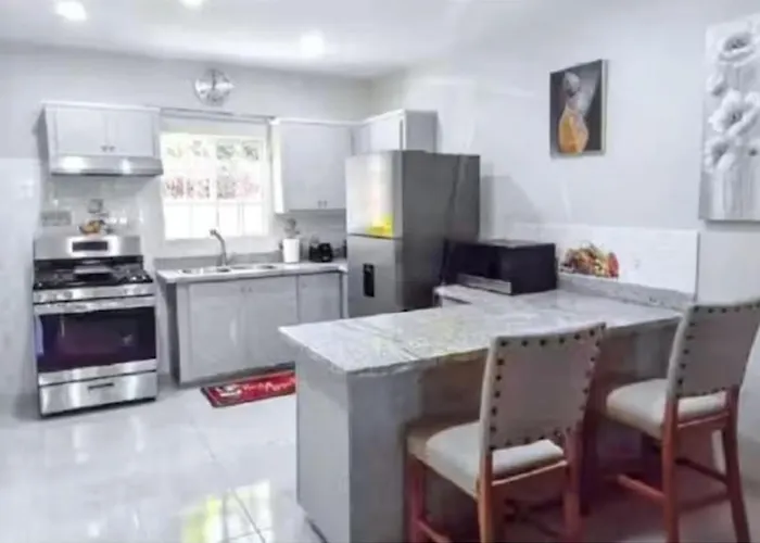 Mirando Place #3---beach Club Access, Hot Tub, Gym, Pool, 3 Lounges, Townhouse 3 ,airport 10min Holiday home Montego Bay
